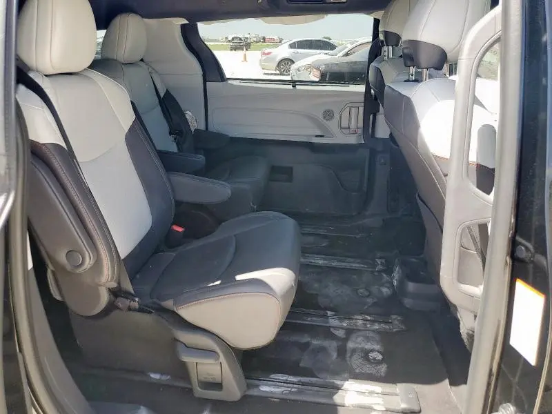 2024 TOYOTA SIENNA XSE  