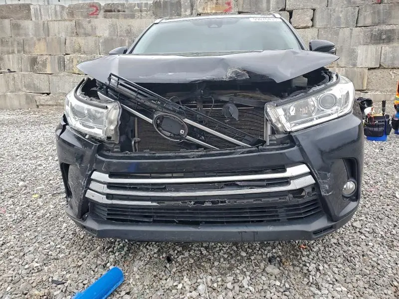 2019 TOYOTA HIGHLANDER SE  