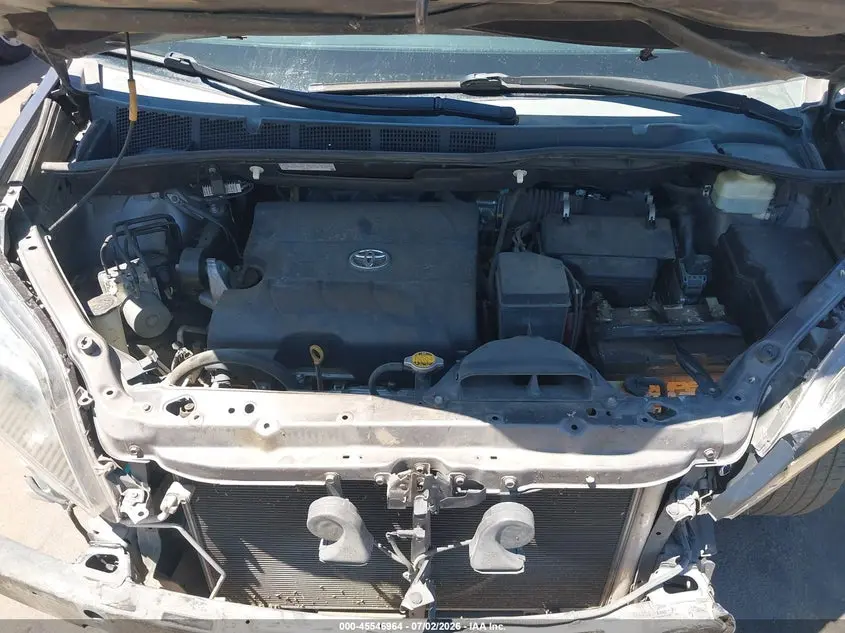 2014 TOYOTA SIENNA SE 8 PASSENGER