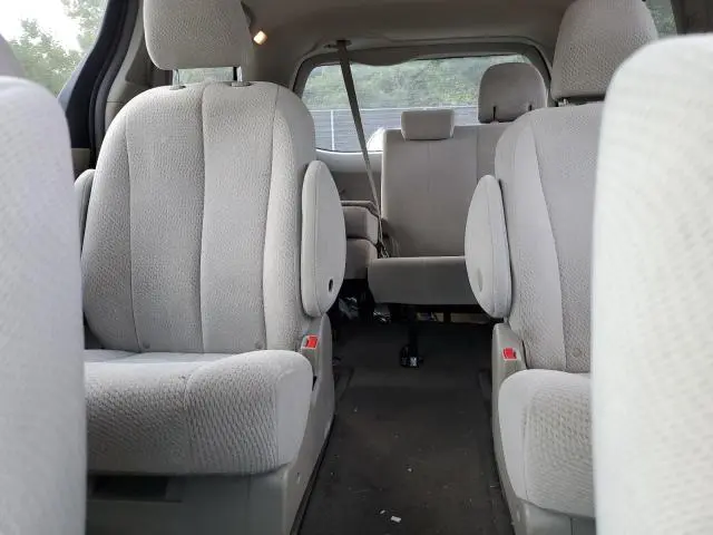 2011 TOYOTA SIENNA LE