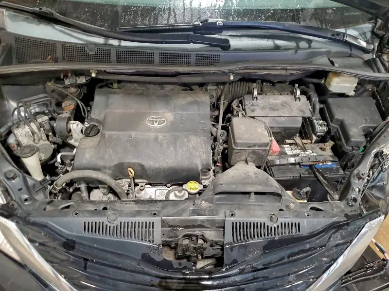 2015 TOYOTA SIENNA LE  