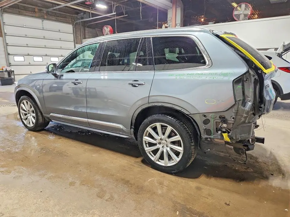 2017 VOLVO XC90 T8  