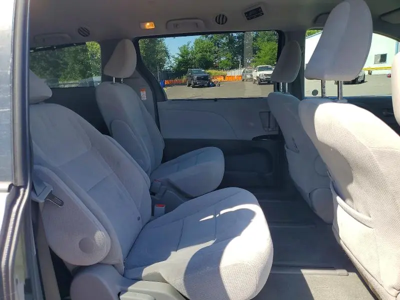 2017 TOYOTA SIENNA LE  