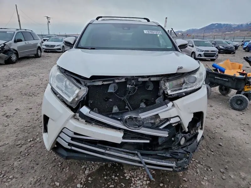 2017 TOYOTA HIGHLANDER SE  