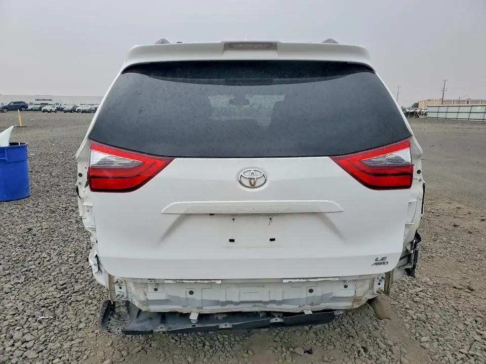 2020 TOYOTA SIENNA LE  