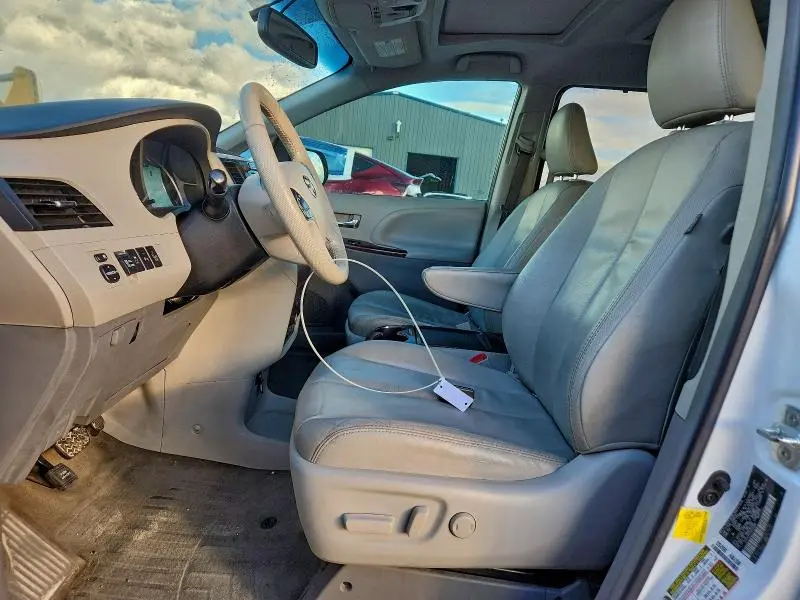 2013 TOYOTA SIENNA XLE  