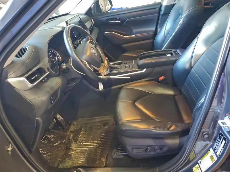 2022 TOYOTA HIGHLANDER XLE  