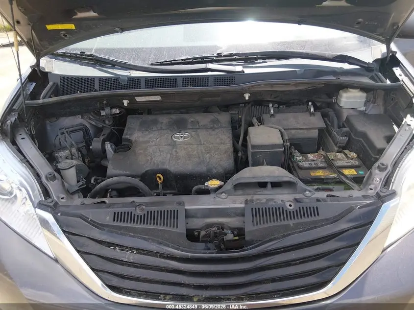 2011 TOYOTA SIENNA LE V6