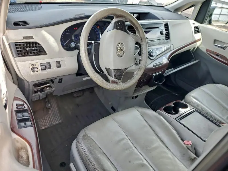 2013 TOYOTA SIENNA XLE  