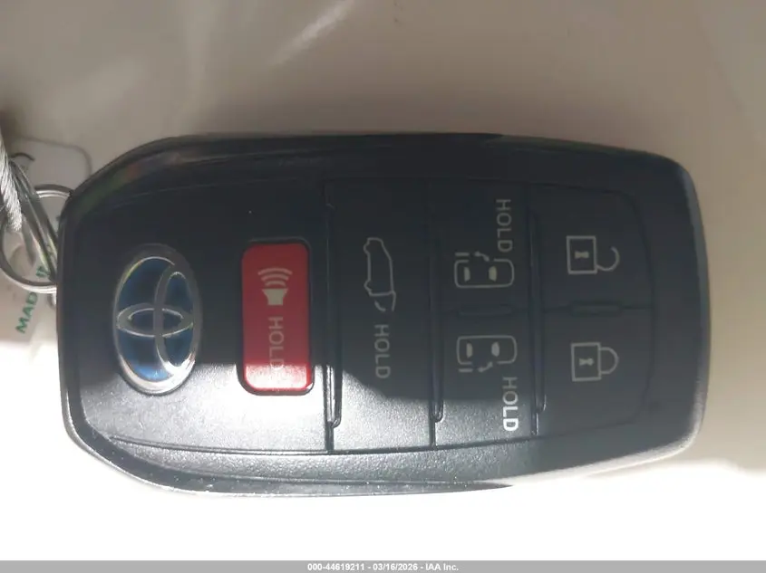 2025 TOYOTA SIENNA XLE
