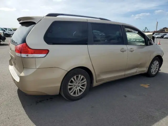 2013 TOYOTA SIENNA XLE  
