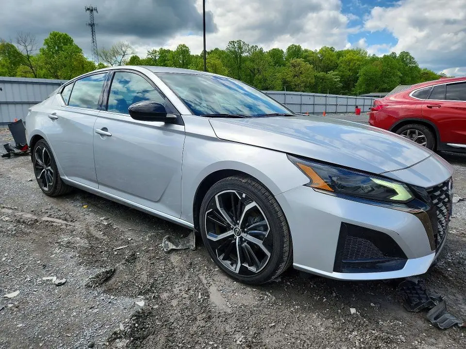 2024 NISSAN ALTIMA SR  