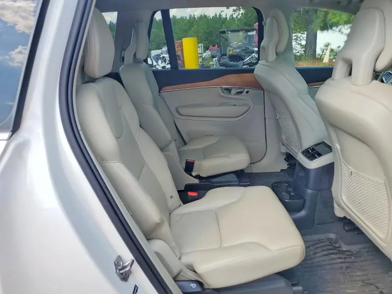 2021 VOLVO XC90 T8 RECHARGE MOMENTUM  