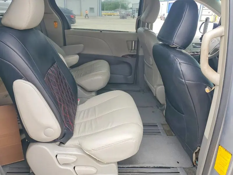 2014 TOYOTA SIENNA XLE 8-PASSENGER  
