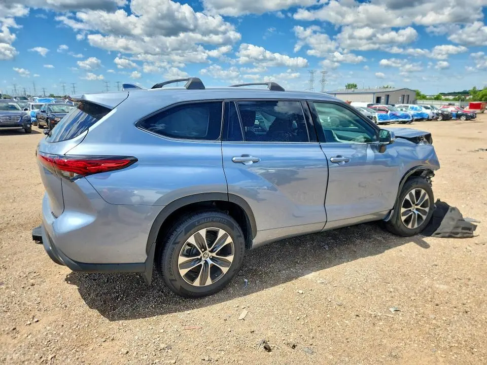 2022 TOYOTA HIGHLANDER XLE  