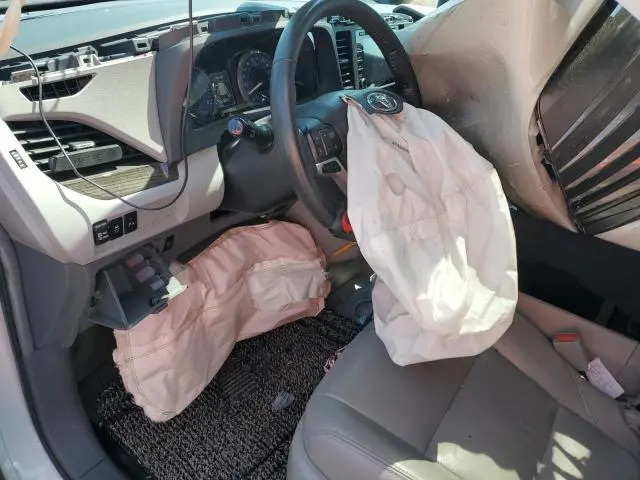 2018 TOYOTA SIENNA XLE  