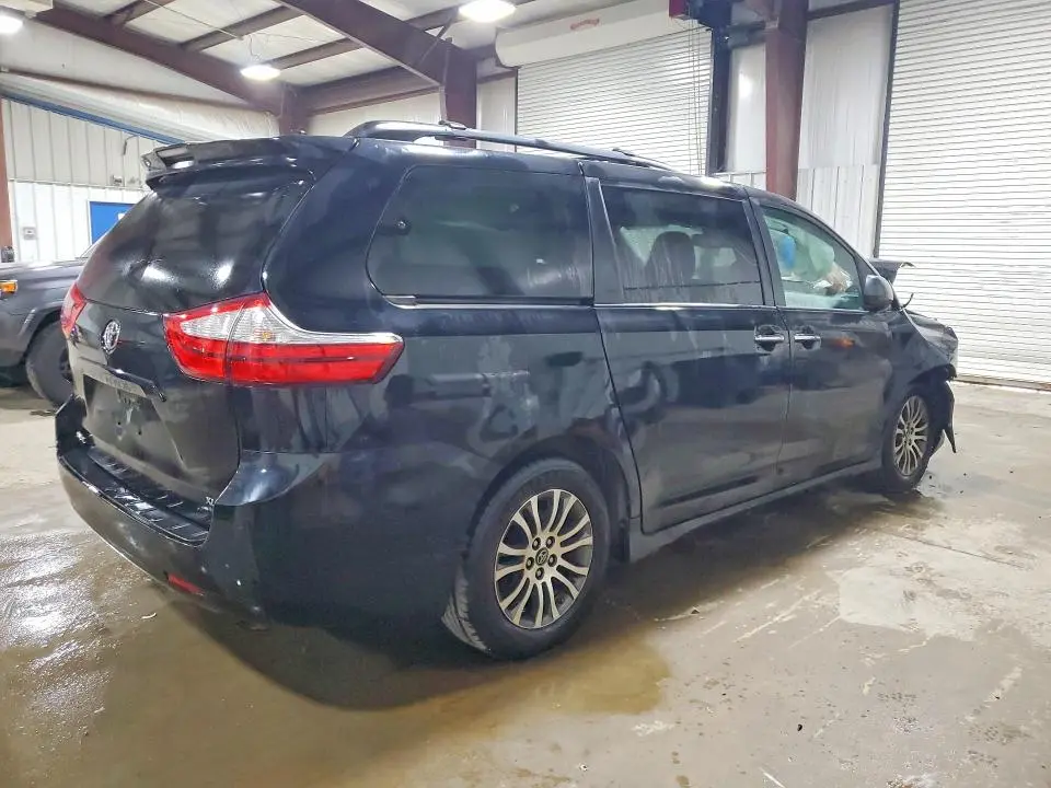 2018 TOYOTA SIENNA XLE 8-PASSENGER  