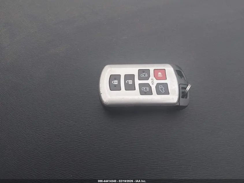 2013 TOYOTA SIENNA XLE V6 8 PASSENGER