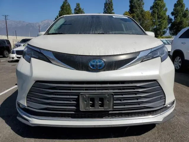 2021 TOYOTA SIENNA XLE 8-PASSENGER  