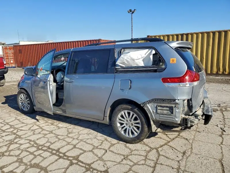 2013 TOYOTA SIENNA XLE  