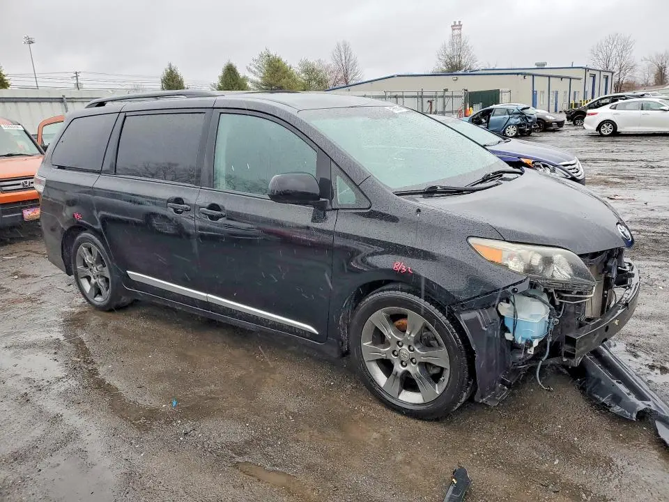 2011 TOYOTA SIENNA SE 8-PASSENGER  