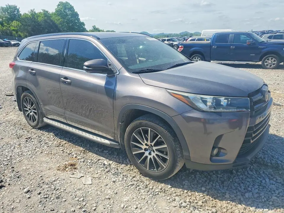 2017 TOYOTA HIGHLANDER SE  