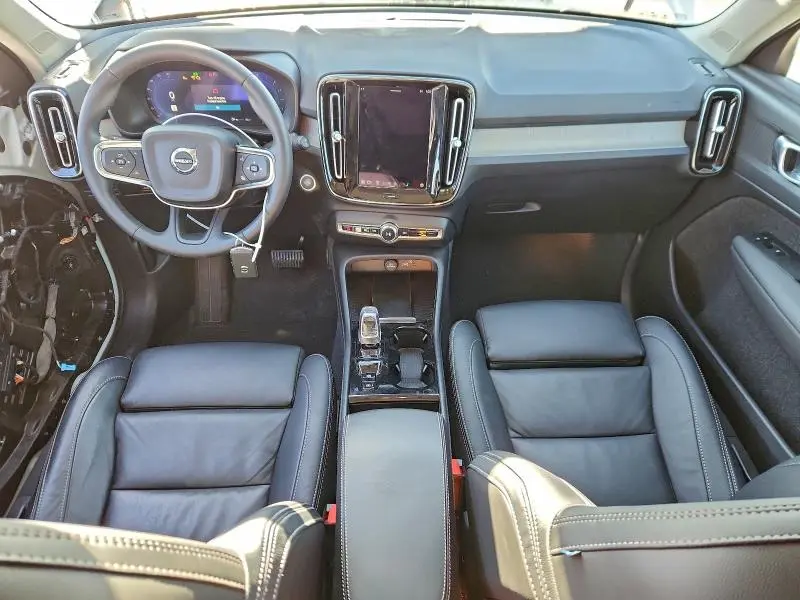 2023 VOLVO XC40 PLUS  