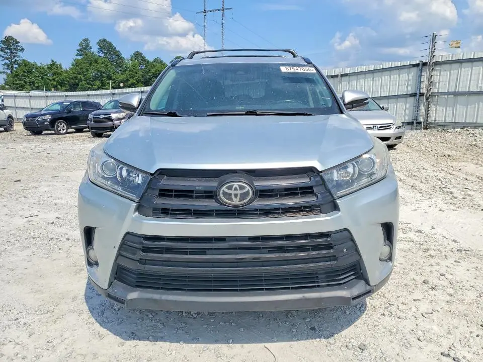 2017 TOYOTA HIGHLANDER SE  
