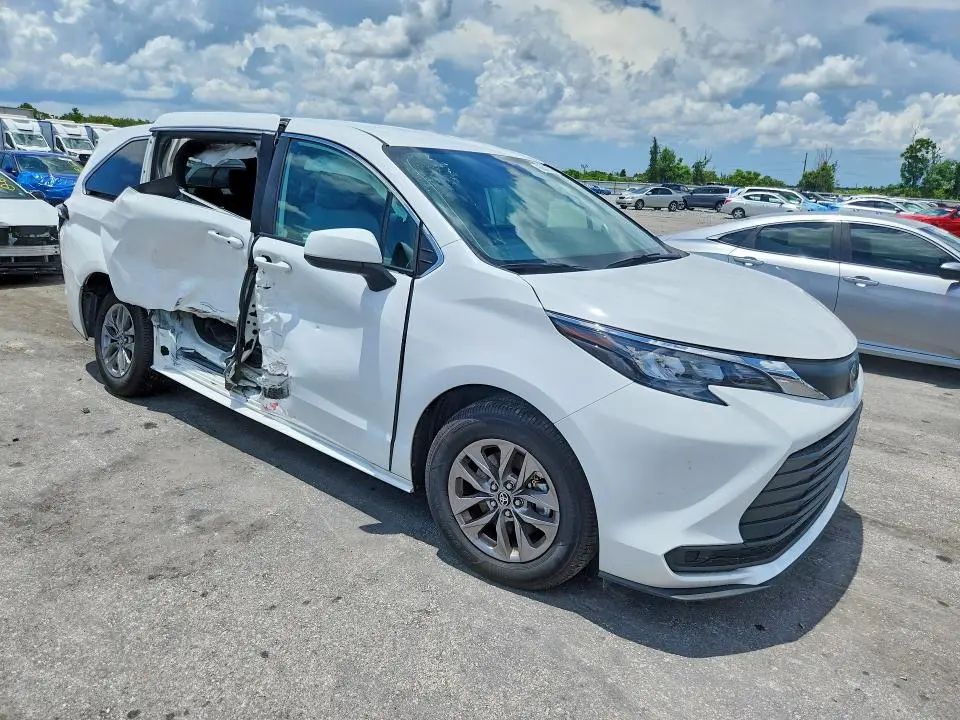 2026 TOYOTA SIENNA LE  