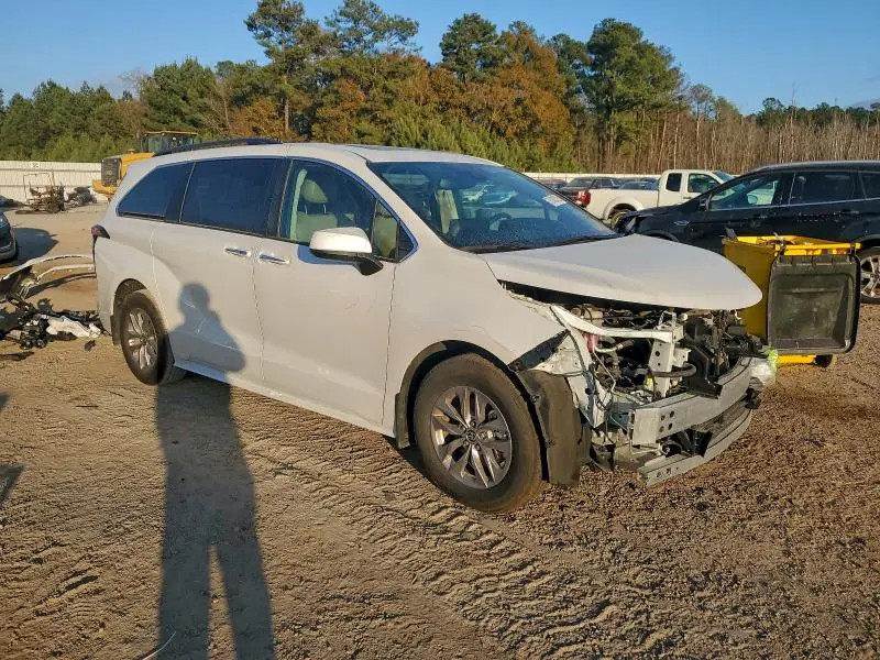 2024 TOYOTA SIENNA XLE  