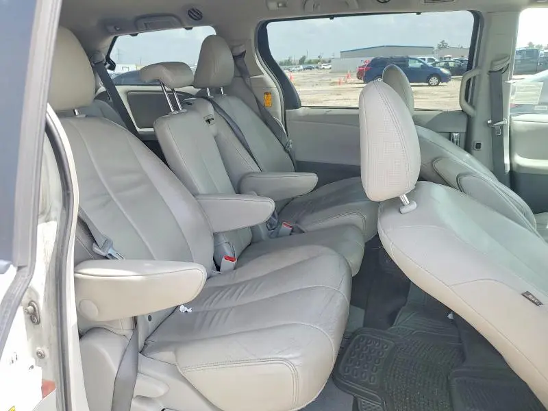 2014 TOYOTA SIENNA XLE 8-PASSENGER  