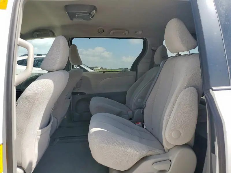 2014 TOYOTA SIENNA LE  