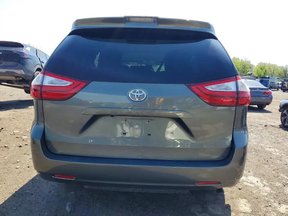 2019 TOYOTA SIENNA LE  