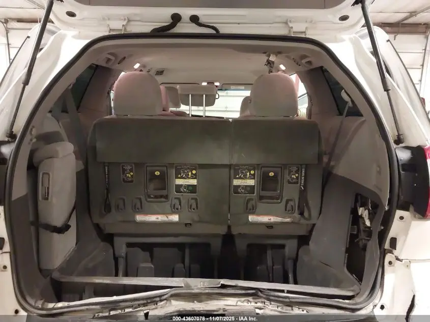2015 TOYOTA SIENNA LE 8 PASSENGER