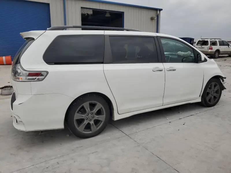 2019 TOYOTA SIENNA SE  