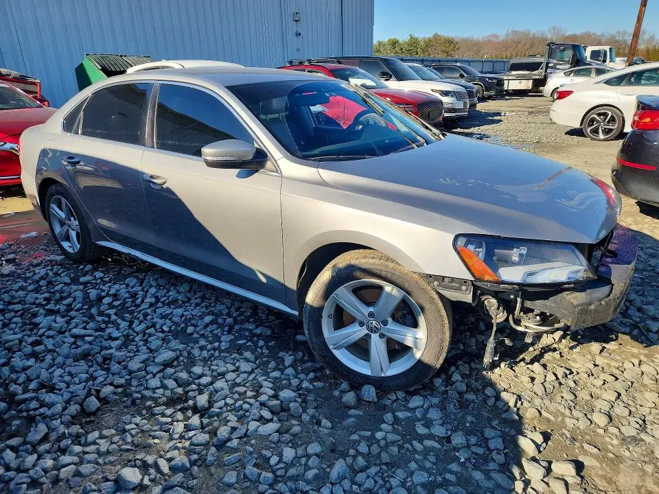 2013 VOLKSWAGEN PASSAT SE  