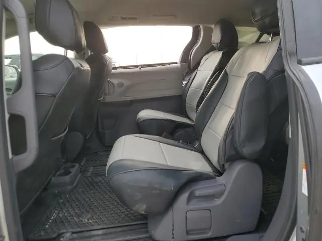 2021 TOYOTA SIENNA LE  