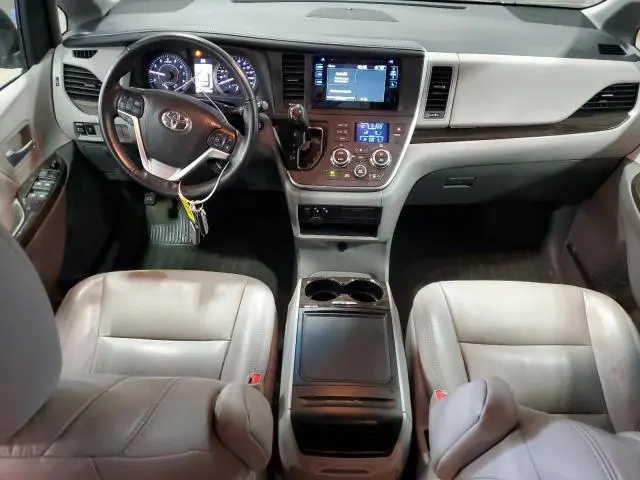 2017 TOYOTA SIENNA XLE  