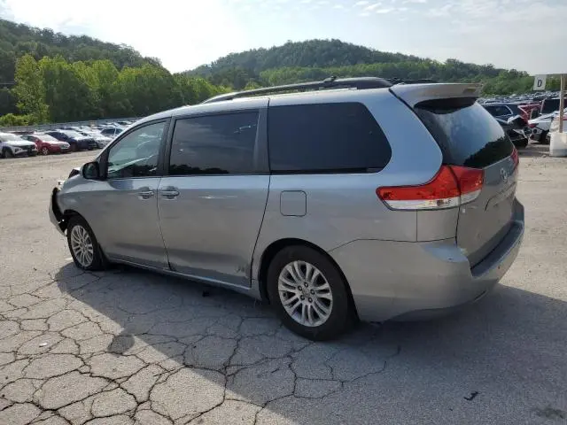 2011 TOYOTA SIENNA XLE  