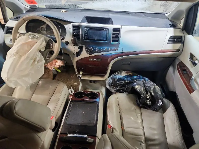 2013 TOYOTA SIENNA XLE  