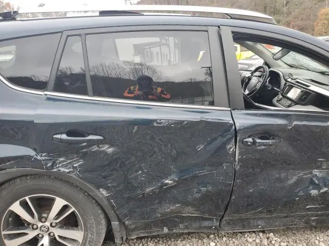 2017 TOYOTA RAV4 XLE  