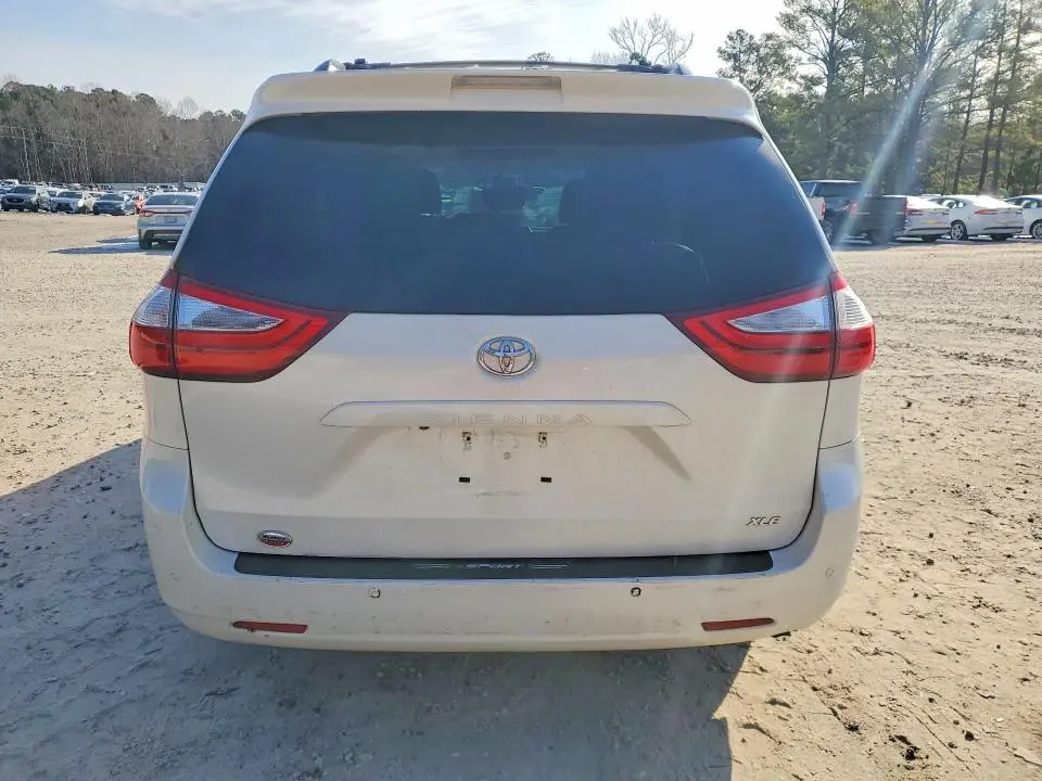 2017 TOYOTA SIENNA XLE  