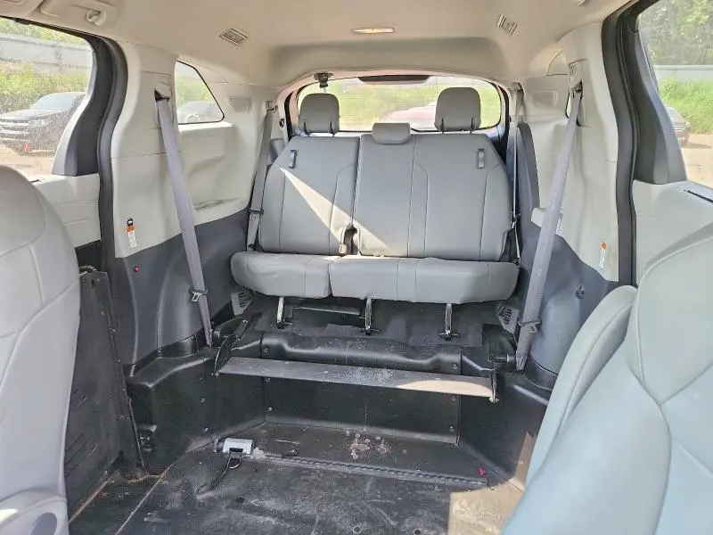 2022 TOYOTA SIENNA XLE  