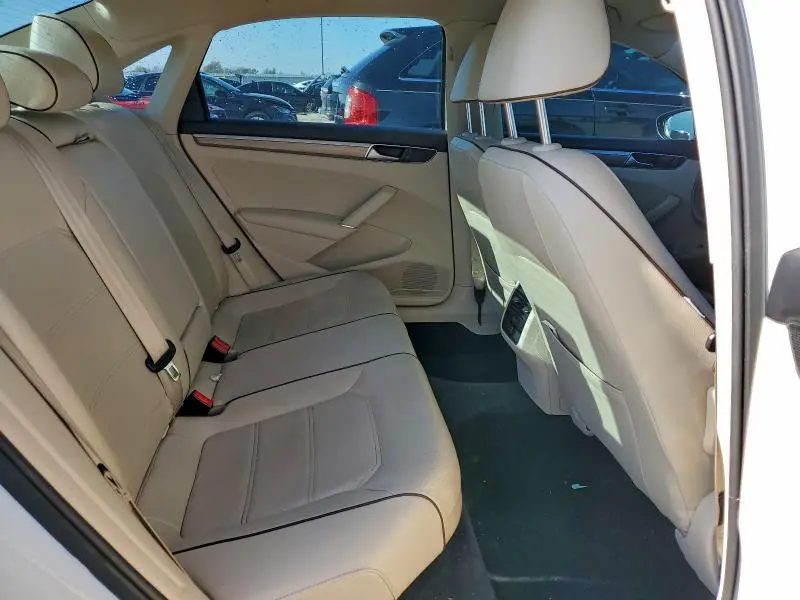 2016 VOLKSWAGEN PASSAT SE  