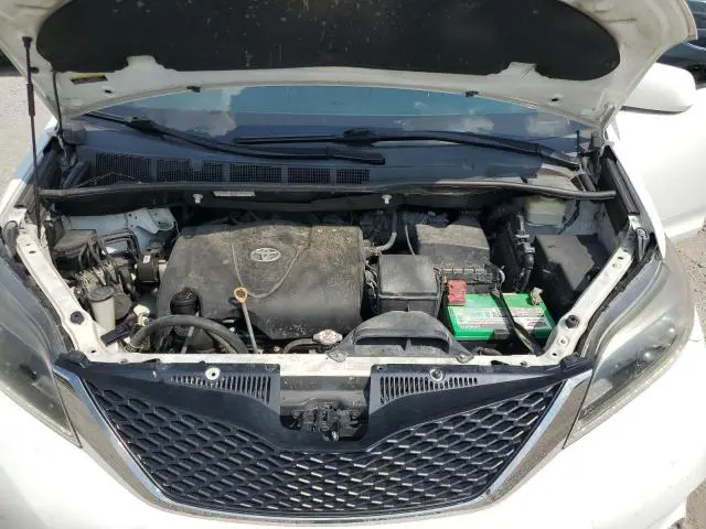 2017 TOYOTA SIENNA SE  