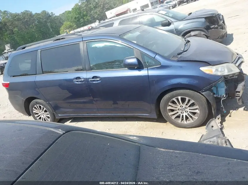 2019 TOYOTA SIENNA XLE 8 PASSENGER