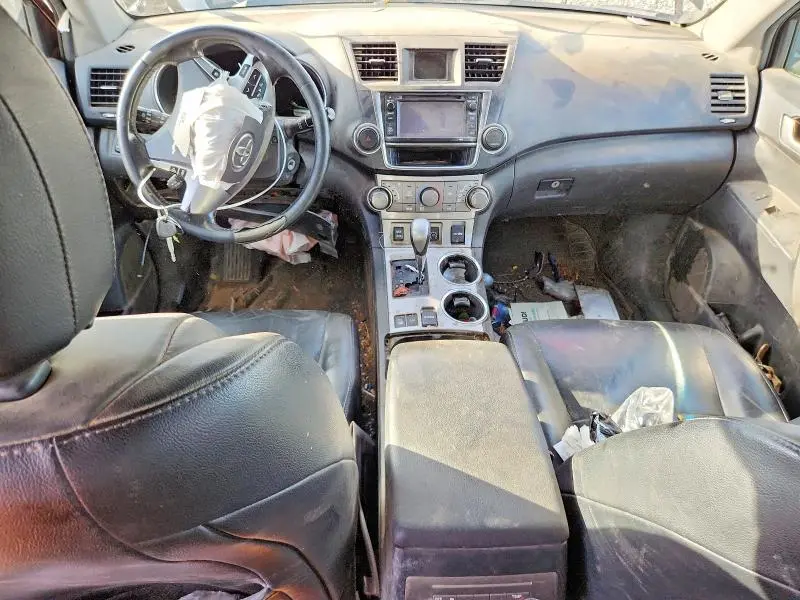 2013 TOYOTA HIGHLANDER SE  