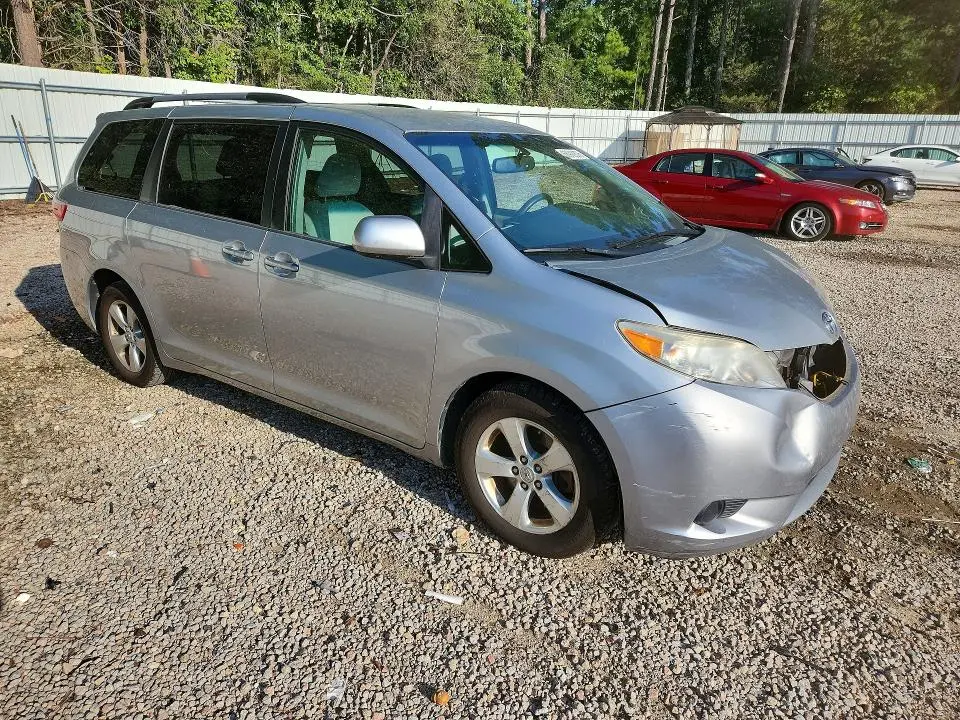 2015 TOYOTA SIENNA LE  