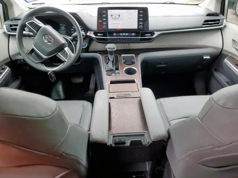 2023 TOYOTA SIENNA XLE