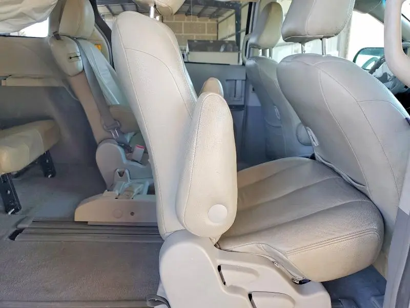 2011 TOYOTA SIENNA LE  
